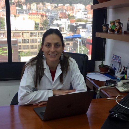 Dra. Natalia Ordóñez en su escritorio